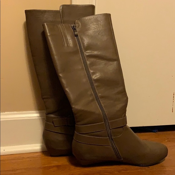 Boots - Picture 2 of 3